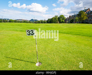 Putting Green Golf hole mit der Nummer 33, The Meadows, Edinburgh, Schottland, Großbritannien Stockfoto