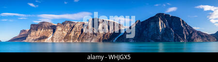 Panoramablick über die Klippen und Berge in Buchan Golf, Baffin Island, Kanada. Stockfoto