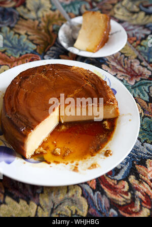 Flan auf eine alte Tischdecke in Kuba Stockfoto