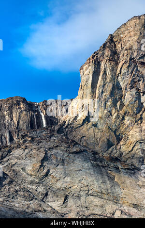 Detail eines Wasserfalls auf einer Klippe in Buchan Golf, Baffin Island, Kanada. Stockfoto