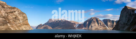 Panoramablick über die Klippen und Berge in Buchan Golf, Baffin Island, Kanada. Stockfoto