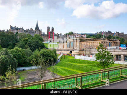 Scottish National Gallery mit geländemodellierungen in die Princes Street Gardens während Festival Fringe, die Hügel, Edinburgh, Schottland, Großbritannien Stockfoto