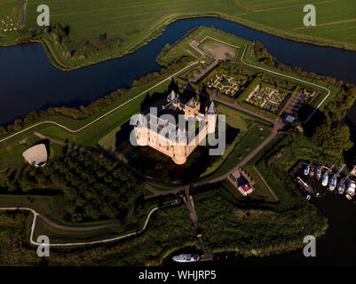 Luftaufnahme des Schlosses Muiderslot in Bergen in der Nähe von Amsterdams und seiner üppigen Gärten am IJsselmeer mit umgebenden Wasser Verankerung Stockfoto