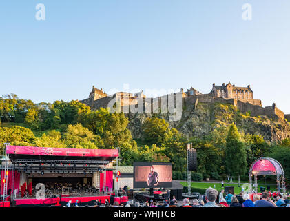 Publikum warten auf Virgin Money Feuerwerk Konzert, Edinburgh International Festival 2019, mit Schloss Edinburgh in der Abendsonne, Schottland, Großbritannien Stockfoto