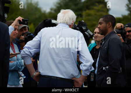 Milford, New Hampshire, USA. 2. Sep 2019. Bernie Sanders war der einzige Präsidentschaftskandidat in der jährlichen Milford New Hampshire Labor Day Parade bis März. Andere Kandidaten hatten die freiwilligen Zeichen während der Parade. Bernie von Medien umgeben. Credit: Allison Abendessen/ZUMA Draht/Alamy leben Nachrichten Stockfoto