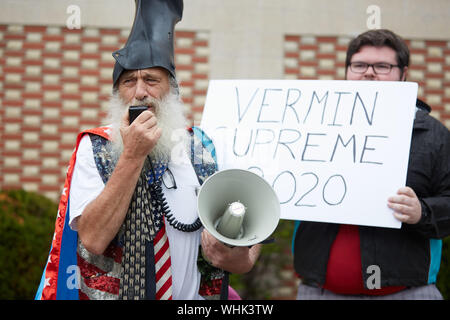 Milford, New Hampshire, USA. 2. Sep 2019. Bernie Sanders war der einzige Präsidentschaftskandidat in der jährlichen Milford New Hampshire Labor Day Parade bis März. Andere Kandidaten hatten die freiwilligen Zeichen während der Parade. Ungeziefer Supreme Werbetätigkeit. Credit: Allison Abendessen/ZUMA Draht/Alamy leben Nachrichten Stockfoto