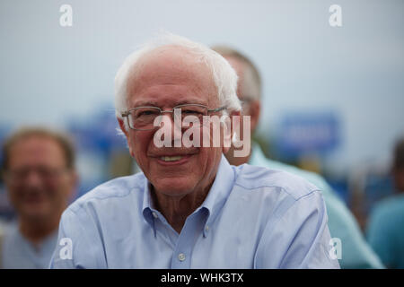 Milford, New Hampshire, USA. 2. Sep 2019. Bernie Sanders war der einzige Präsidentschaftskandidat in der jährlichen Milford New Hampshire Labor Day Parade bis März. Andere Kandidaten hatten die freiwilligen Zeichen während der Parade. Credit: Allison Abendessen/ZUMA Draht/Alamy leben Nachrichten Stockfoto