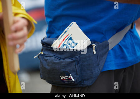 Milford, New Hampshire, USA. 2. Sep 2019. Bernie Sanders war der einzige Präsidentschaftskandidat in der jährlichen Milford New Hampshire Labor Day Parade bis März. Andere Kandidaten hatten die freiwilligen Zeichen während der Parade. Credit: Allison Abendessen/ZUMA Draht/Alamy leben Nachrichten Stockfoto