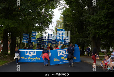 Milford, New Hampshire, USA. 2. Sep 2019. Bernie Sanders war der einzige Präsidentschaftskandidat in der jährlichen Milford New Hampshire Labor Day Parade bis März. Andere Kandidaten hatten die freiwilligen Zeichen während der Parade. Pete Buttigieg Unterstützer. Credit: Allison Abendessen/ZUMA Draht/Alamy leben Nachrichten Stockfoto