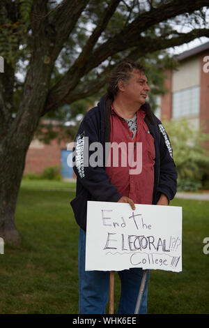 Milford, New Hampshire, USA. 2. Sep 2019. Bernie Sanders war der einzige Präsidentschaftskandidat in der jährlichen Milford New Hampshire Labor Day Parade bis März. Andere Kandidaten hatten die freiwilligen Zeichen während der Parade. Credit: Allison Abendessen/ZUMA Draht/Alamy leben Nachrichten Stockfoto
