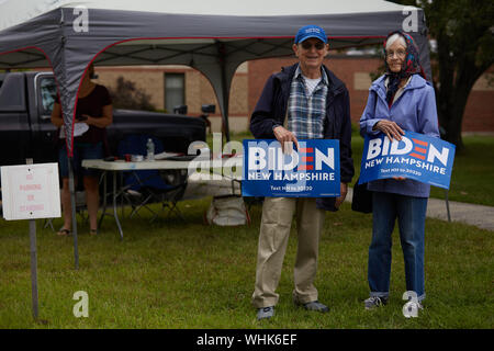 Milford, New Hampshire, USA. 2. Sep 2019. Bernie Sanders war der einzige Präsidentschaftskandidat in der jährlichen Milford New Hampshire Labor Day Parade bis März. Andere Kandidaten hatten die freiwilligen Zeichen während der Parade. Biden Unterstützer. Credit: Allison Abendessen/ZUMA Draht/Alamy leben Nachrichten Stockfoto