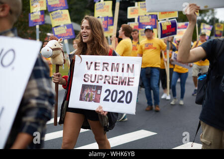 Milford, New Hampshire, USA. 2. Sep 2019. Bernie Sanders war der einzige Präsidentschaftskandidat in der jährlichen Milford New Hampshire Labor Day Parade bis März. Andere Kandidaten hatten die freiwilligen Zeichen während der Parade. Ungeziefer Supreme Unterstützer. Credit: Allison Abendessen/ZUMA Draht/Alamy leben Nachrichten Stockfoto