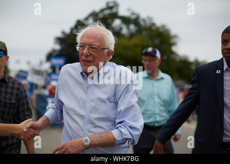 Milford, New Hampshire, USA. 2. Sep 2019. Bernie Sanders war der einzige Präsidentschaftskandidat in der jährlichen Milford New Hampshire Labor Day Parade bis März. Andere Kandidaten hatten die freiwilligen Zeichen während der Parade. Credit: Allison Abendessen/ZUMA Draht/Alamy leben Nachrichten Stockfoto