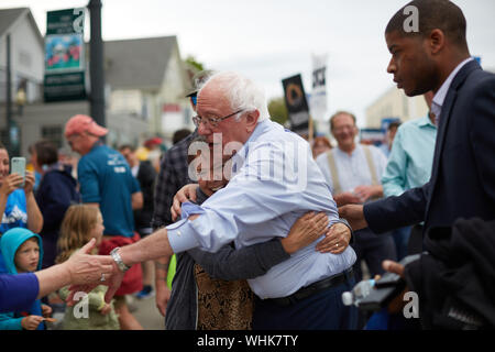 Milford, New Hampshire, USA. 2. Sep 2019. Bernie Sanders war der einzige Präsidentschaftskandidat in der jährlichen Milford New Hampshire Labor Day Parade bis März. Andere Kandidaten hatten die freiwilligen Zeichen während der Parade. Credit: Allison Abendessen/ZUMA Draht/Alamy leben Nachrichten Stockfoto