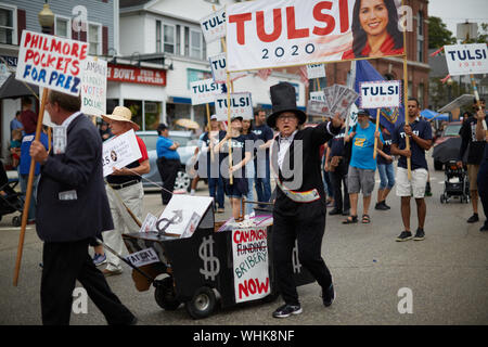Milford, New Hampshire, USA. 2. Sep 2019. Bernie Sanders war der einzige Präsidentschaftskandidat in der jährlichen Milford New Hampshire Labor Day Parade bis März. Andere Kandidaten hatten die freiwilligen Zeichen während der Parade. Mitglieder unserer Demokratie. Credit: Allison Abendessen/ZUMA Draht/Alamy leben Nachrichten Stockfoto
