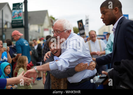 Milford, New Hampshire, USA. 2. Sep 2019. Bernie Sanders war der einzige Präsidentschaftskandidat in der jährlichen Milford New Hampshire Labor Day Parade bis März. Andere Kandidaten hatten die freiwilligen Zeichen während der Parade. Credit: Allison Abendessen/ZUMA Draht/Alamy leben Nachrichten Stockfoto