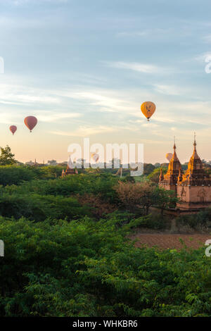 BAGAN, MYANMAR - 06. Dezember 2018: Vertikale Bild von malerischen Blick auf bunte Himmel mit alten buddhistischen Tempeln und Heißluftballons in Bagan, der i Stockfoto