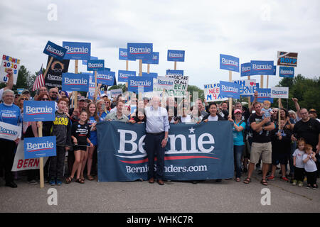 Milford, New Hampshire, USA. 2. Sep 2019. Bernie Sanders war der einzige Präsidentschaftskandidat in der jährlichen Milford New Hampshire Labor Day Parade bis März. Andere Kandidaten hatten die freiwilligen Zeichen während der Parade. Bernie mit seinen Anhängern. Credit: Allison Abendessen/ZUMA Draht/Alamy leben Nachrichten Stockfoto