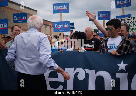 Milford, New Hampshire, USA. 2. Sep 2019. Bernie Sanders war der einzige Präsidentschaftskandidat in der jährlichen Milford New Hampshire Labor Day Parade bis März. Andere Kandidaten hatten die freiwilligen Zeichen während der Parade. Credit: Allison Abendessen/ZUMA Draht/Alamy leben Nachrichten Stockfoto