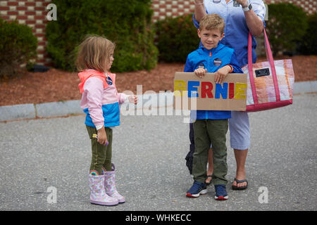 Milford, New Hampshire, USA. 2. Sep 2019. Bernie Sanders war der einzige Präsidentschaftskandidat in der jährlichen Milford New Hampshire Labor Day Parade bis März. Andere Kandidaten hatten die freiwilligen Zeichen während der Parade. Credit: Allison Abendessen/ZUMA Draht/Alamy leben Nachrichten Stockfoto