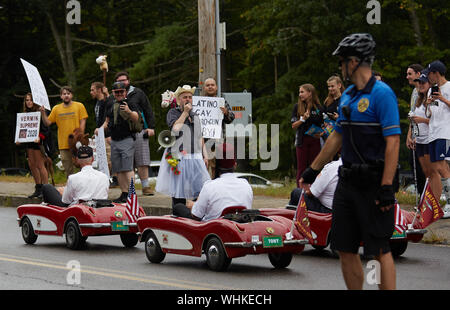 Milford, New Hampshire, USA. 2. Sep 2019. Bernie Sanders war der einzige Präsidentschaftskandidat in der jährlichen Milford New Hampshire Labor Day Parade bis März. Andere Kandidaten hatten die freiwilligen Zeichen während der Parade. Credit: Allison Abendessen/ZUMA Draht/Alamy leben Nachrichten Stockfoto