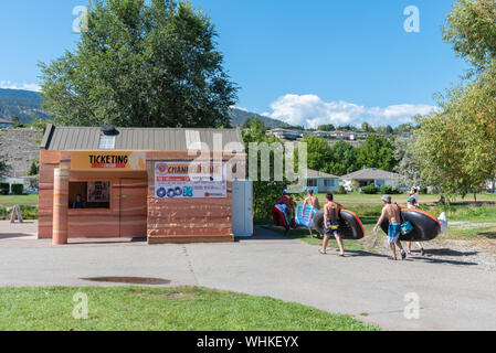 Penticton, British Columbia/Kanada - September 2, 2019: Menschen mit inneren Rohre Coyote Kreuzfahrten ticket Gebäude Stockfoto