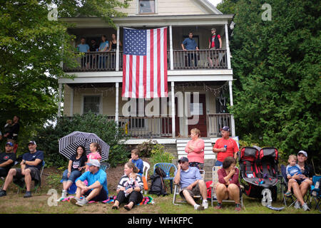 Milford, New Hampshire, USA. 2. Sep 2019. Bernie Sanders war der einzige Präsidentschaftskandidat in der jährlichen Milford New Hampshire Labor Day Parade bis März. Andere Kandidaten hatten die freiwilligen Zeichen während der Parade. Credit: Allison Abendessen/ZUMA Draht/Alamy leben Nachrichten Stockfoto