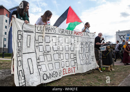 London, Großbritannien. 2. September, 2019. Aktivisten protestieren außerhalb ExCel London am ersten Tag der Woche - lange Proteste gegen DSEI 2019, der größten Waffen der Welt. Der erste Tag der kreativen Aktion wurde veranstaltet von den Aktivisten Aufruf für ein Verbot von Waffenlieferungen an Israel und Workshops, Referenten, Street Theater und Tanz. Israelische arme Unternehmen Anzeige Waffen zur Dsei vermarktet als "Kampf bewährt' nach der Bereitstellung gegen die palästinensischen Gemeinschaften. Credit: Mark Kerrison/Alamy leben Nachrichten Stockfoto