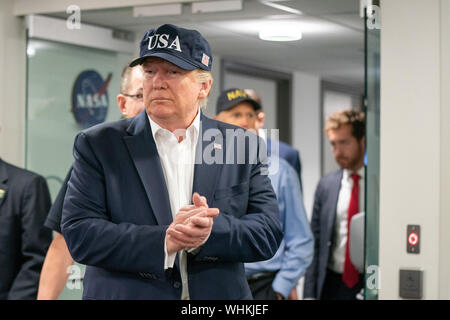 Präsident Donald J. Trumpf, verbunden von amtierende Sekretär der Abteilung für Innere Sicherheit Kevin McAleenan und Handeln FEMA-Direktor Peter Gaynor, besucht eine Unterrichtung Sonntag, Sept. 1, 2019, auf der aktuellen gerichtete Prognose des Hurrikans Dorian an der Federal Emergency Management Agency (FEMA) Hauptsitz in Washington, D.C. (Offizielle Weiße Haus Foto von Shealah Craighead) Stockfoto