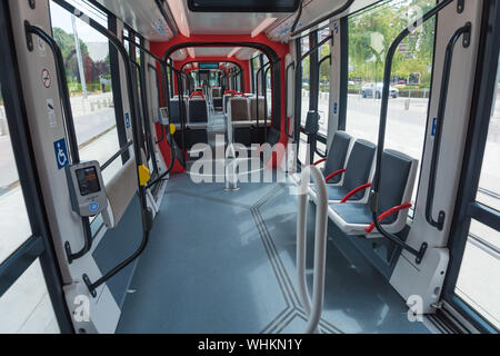 Die Bahnlinie Caen (frz. Tramway de Caen) ist das Straßenbahnsystem der französischen Stadt Caen. Die Inbetriebnahme der ersten Linien erfolgte am 2. Stockfoto