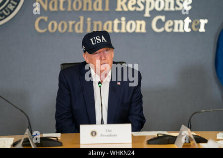 Präsident Donald J. Trumpf, verbunden von amtierende Sekretär der Abteilung für Innere Sicherheit Kevin McAleenan und Handeln FEMA-Direktor Peter Gaynor, besucht eine Unterrichtung Sonntag, Sept. 1, 2019, auf der aktuellen gerichtete Prognose des Hurrikans Dorian an der Federal Emergency Management Agency (FEMA) Hauptsitz in Washington, D.C. (Offizielle Weiße Haus Foto von Shealah Craighead) Stockfoto