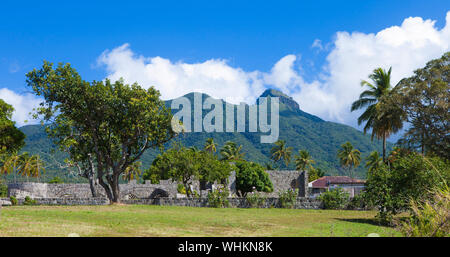 Ruinen einer Zuckerrohrplantage mit Vulkan im Hintergrund, St Kitts.