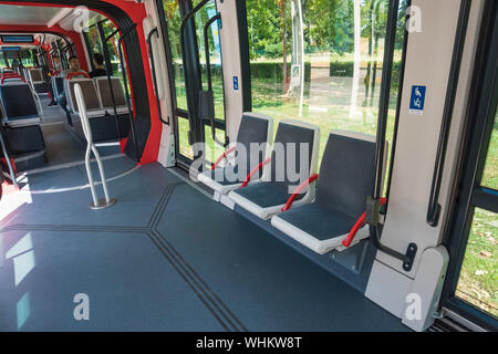 Die Bahnlinie Caen (frz. Tramway de Caen) ist das Straßenbahnsystem der französischen Stadt Caen. Die Inbetriebnahme der ersten Linien erfolgte am 2. Stockfoto