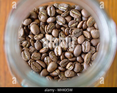 Geröstete Kaffeebohnen (Medium) in einem Glas. Über geschaufelt, Boden & AeroPressed in eine köstliche Tasse Kaffee Americano Art. Stockfoto