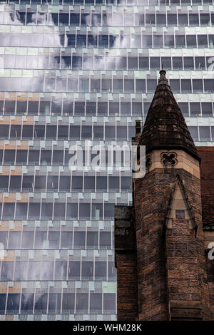 Das Nebeneinander von Alt und Neu mit St Stephens Kathedrale und ein modernes Glas Hochhaus in der Innenstadt von Brisbane, Australien Stockfoto