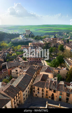 SEGOVIA, Spanien - 25 April 2018: Erstaunliche Stadtbild vom Glockenturm der Kathedrale von Segovia, mit Blick auf den Turm der Kirche von San Andrés Stockfoto