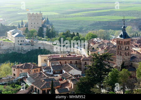 SEGOVIA, Spanien - 25 April 2018: Blick vom Glockenturm der Kathedrale von Segovia, mit dem Turm der Kirche von San Andres auf der Rechten und des Stockfoto