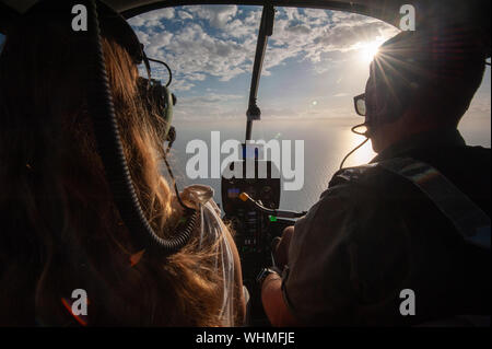 Haken Reef, Whitsunday Islands, Queensland, Australien - 15. Juli 2018: Blick aus dem Cockpit eines Hubschraubers über die Whitsunday Islands auf einen Kampf zu. Stockfoto