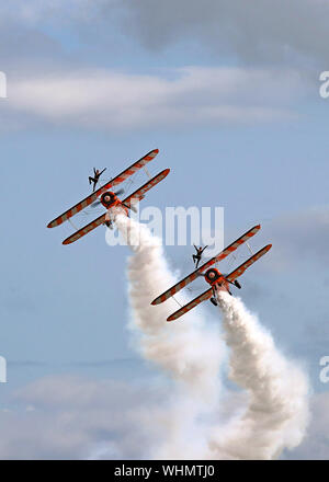 Die Breitling Wingwalkers mit ihren 1940 Doppeldecker und die Jungen Damen auf der Oberseite gegurtet Wimmern die Masse an der Eastbourne International Airshow 2017. Stockfoto