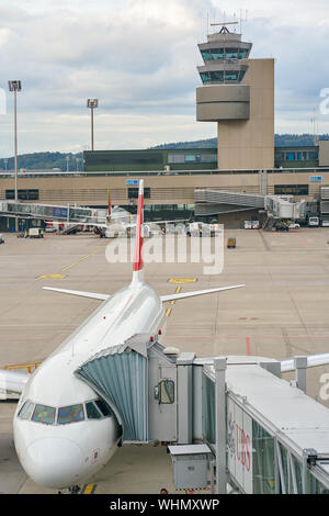 Zürich, Schweiz - ca. Oktober 2018: ein Flugzeug auf Asphalt in Zürich International Airport. Stockfoto