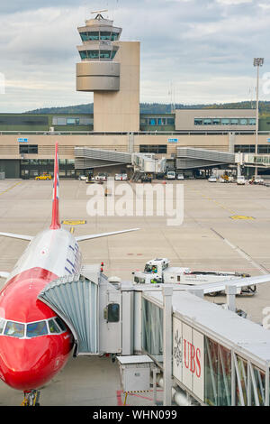 Zürich, Schweiz - ca. Oktober 2018: ein Flugzeug auf Asphalt in Zürich International Airport. Stockfoto