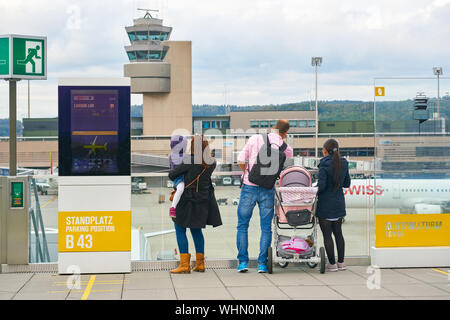 Zürich, Schweiz - ca. Oktober 2018: Leute an der Aussichtsplattform am Internationalen Flughafen Zürich tagsüber. Stockfoto