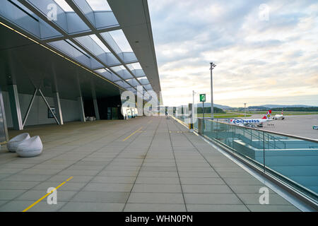 Zürich, Schweiz - ca. Oktober 2018: Aussichtsplattform der Internationale Flughafen Zürich tagsüber. Stockfoto