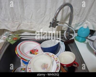 Großes Metallwaschbecken mit schmutzigen Gerichten in der