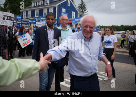 Milford, New Hampshire, USA. 2. Sep 2019. BERNIE SANDERS schüttelt Hände mit Anhänger während der jährlichen Milford New Hampshire Labor Day Parade. Sanders war der einzige Präsidentschaftskandidat in der Parade bis März. Credit: Allison Abendessen/ZUMA Draht/Alamy leben Nachrichten Stockfoto