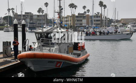 Oxnard, Kalifornien, USA. 2. Sep 2019. Ein Fischerboot vorbei eine der U.S. Coast Guard patrol Boote, wie es in der Szene, wo fünf Menschen gerettet wurden und vier Leichen wurden nach einer Yacht in Flammen vor der Küste von Ventura County brach Montag morgen früh wieder zu tanken, eine laufende Suche Betrieb für mehr als zwei Dutzend Leute, die fehlende blieb, sagten die Behörden. Die 75-Fuß-Konzeption verankert über 20 Yards aus Santa Cruz Insel wenn die Tauchen Schiff fing Feuer über 3:15 Uhr, sagte ein Sprecher der Santa Barbara County Feuerwehr. Stockfoto