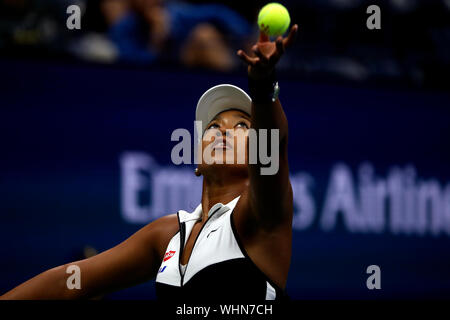 New York, Vereinigte Staaten. 02 Sep, 2019. Flushing Meadows, New York, Vereinigte Staaten - 2 September, 2019. Naomi Osaka zu Belinda Becic der Schweiz in die vierte Runde bei den US Open, das heute. Osaka verloren in den geraden Sätzen wie Becic zählte ein Umkippen. Quelle: Adam Stoltman/Alamy leben Nachrichten Stockfoto