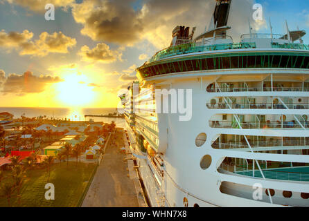 Luxus Liner in Port in den Bahamas, HDR-Bild Stockfoto