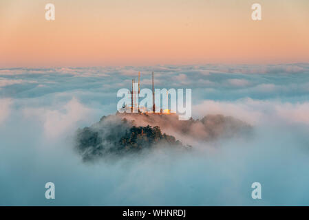 Blick auf marine Layer niedrige Wolken über Los Angeles bei Sonnenuntergang, vom Mount Wilson, in Angeles National Forest, Kalifornien Stockfoto
