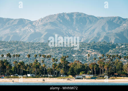 Blick auf den Strand und die Berge von der Stearn Wharf, in Santa Barbara, Kalifornien Stockfoto